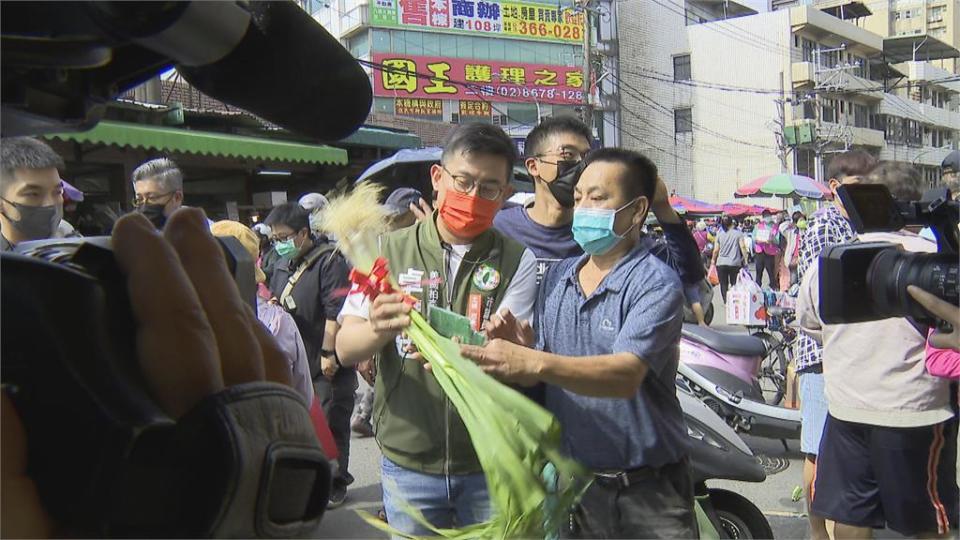 卓冠廷36歲生日返鄉拜票　洪慈庸化身最佳助選員