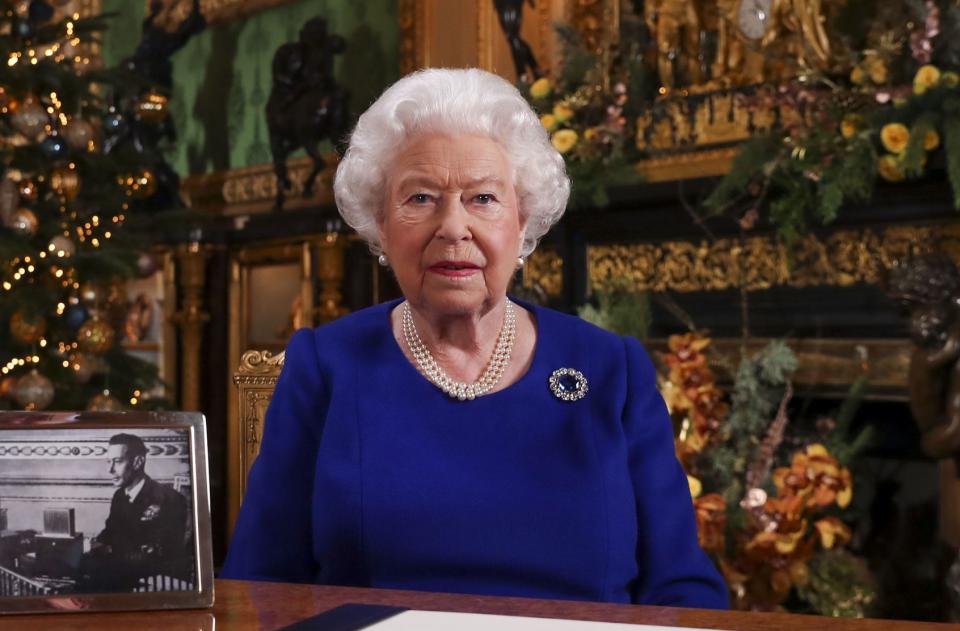 En su discurso de Navidad en 2019 pudimos ver esta joya, regalo del príncipe Alberto a la reina Victoria. El color azul del zafiro y los diamantes rodeando la piedra recuerdan a la bandera de la Unión Europea, lo que algunos interpretaron como un símbolo de su oposición al Brexit. (Foto: Steve Parsons / Getty Images)