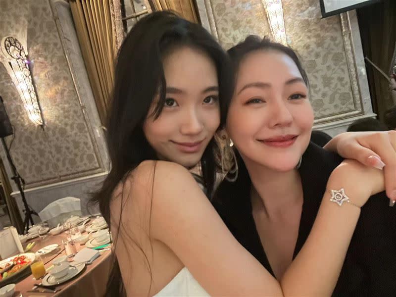 小S二女兒Lily有著亮眼外型和窈窕身材，母女倆感情相當好。（圖／翻攝自小S臉書）