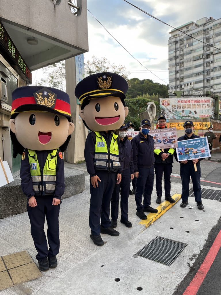 新北市警局林口分局於13日開學日，特別加強維護學童安全，規劃護童勤務。（林口警分局提供）