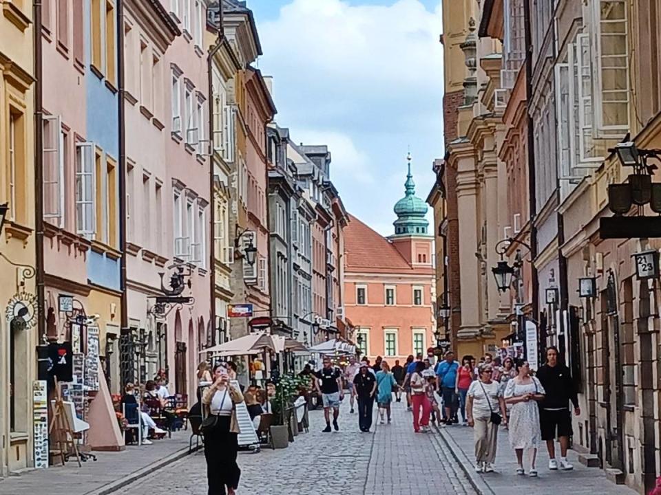 La Ciudad Vieja, y a pesar de su nombre también la Ciudad Nueva, forman el casco histórico de Varsovia. Levantada sobre un promontorio frente al río Vístula en el siglo XIII.