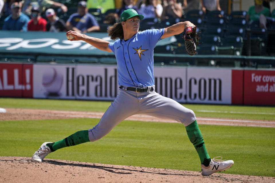 El abridor de los Rays de Tampa Bay, Tyler Glasnow, lanza durante la cuarta entrada de un juego de pretemporada contra los Piratas de Pittsburgh, en Bradenton, Florida, el miércoles 17 de marzo de 2021. (AP Foto/Gene J. Puskar)