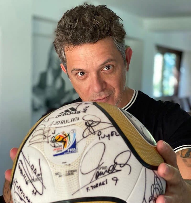 Alejandro Sanz, con el balón del Mundial de Sudáfrica