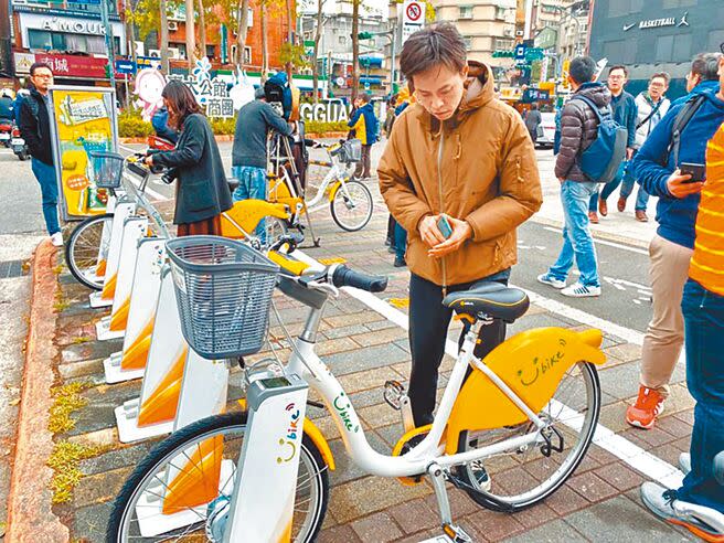 台北市自行車交通事故及人行道上騎自行車受傷事故件數，近5年皆呈現上升趨勢，市議員王欣儀要求北市交通局從加強管理公共自行車著手，在YouBike貼上字體大且清楚編號，以便民眾檢舉違規。（本報資料照片）