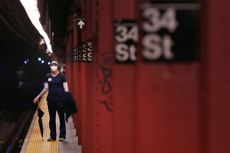 Una mujer usa una mascarilla mientras viaja en el metro de la ciudad de Nueva York en medio del brote de la enfermedad por coronavirus (COVID-19) en el distrito de Manhattan, en Nueva York, EEUU