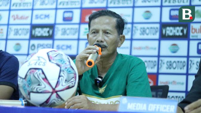 Pelatih Persikabo, Djadjang Nurdjaman dalam sesi konferensi pers menjelang laga kontra Bhayangkara FC, Senin (22/8/2022). (Bola.com/Nandang Permana)