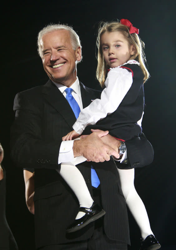 Joe Biden junto a su nieta Naomi