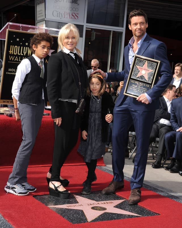 Hugh Jackman recibe una estrella en el Paseo de la fama acompañado de su familia