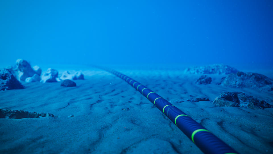 Cable submarino de fibra óptica en el fondo del océano. (Getty Creative)