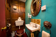 <p>The bathroom, like many of the other rooms, has wood panelling. (Airbnb) </p>