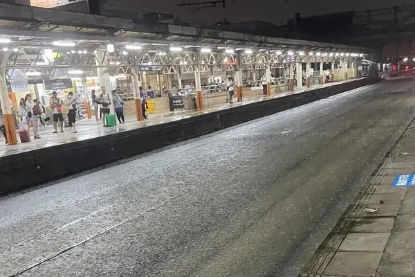 嘉義暴雨，火車站鐵軌也泡在水中。   圖：翻攝自綠豆嘉義人臉書