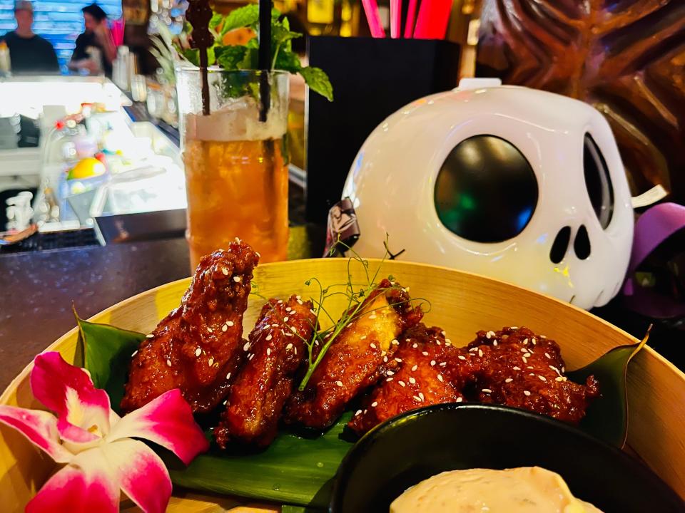 plate of food and drinks from trader sams at disneyland