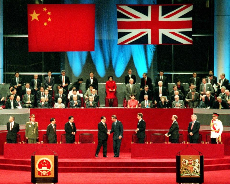 1997年7月1日，香港，中國國家主席江澤民與王儲查理斯在香港的主權移交儀式上握手。