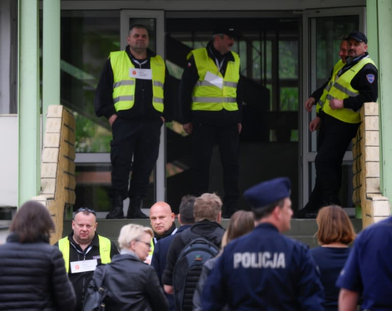 Stadtbeamte und Polizei übernahmen die Kontrolle über das russische Gymnasium in Warschau