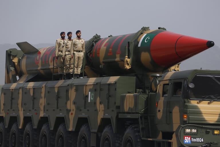 Un misil Shaheen-III de fabricación paquistaní, capaz de transportar ojivas nucleares, se exhibe durante un desfile militar para conmemorar el Día Nacional de Pakistán, en Islamabad, Pakistán, el 23 de marzo de 2022.