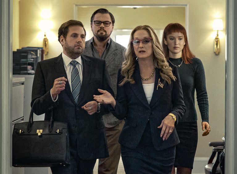 En esta imagen difundida por Netflix, de izquierda a derecha, Jonah Hill, Leonardo DiCaprio, Meryl Streep y Jennifer Lawrence en una escena de "Don't Look Up". (Niko Tavernise/Netflix vía AP)