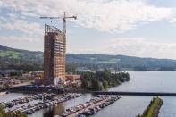 <p>Se ha inaugurado hace apenas un mes y tiene el honor de ser el edificio de madera más alto del mundo gracias a sus 85,4 metros de altura. Es la Torre Mjösa y está en Noruega.<br>Foto: <a rel="nofollow noopener" href="https://www.metsawood.com/global/news-media/references/Pages/Mjosa-Tower-worlds-tallest-wood-building.aspx" target="_blank" data-ylk="slk:Metsa Wood;elm:context_link;itc:0;sec:content-canvas" class="link ">Metsa Wood</a> </p>