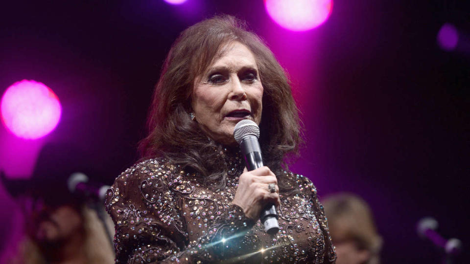 (FILES) In this file photo taken on June 27, 2015 Singer/songwriter Loretta Lynn performs onstage during day 2 of the Big Barrel Country Music Festival in Dover, Delaware. - Loretta Lynn, America's groundbreaking country titan whose frank lyricism delving into women's experiences with sex, infidelity and pregnancy touched the nerve of a nation, has died, US media reported Tuesday. She was 90 years old. (Photo by Stephen Lovekin / GETTY IMAGES NORTH AMERICA / AFP)