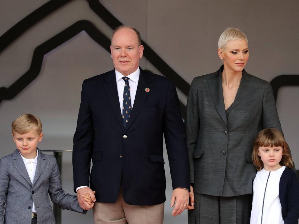 Fürst Albert II. und Fürstin Charlène von Monaco mit ihren Kindern Prinz Jacques und Prinzessin Gabriella. (Bild: imago images/Andreas Beil)