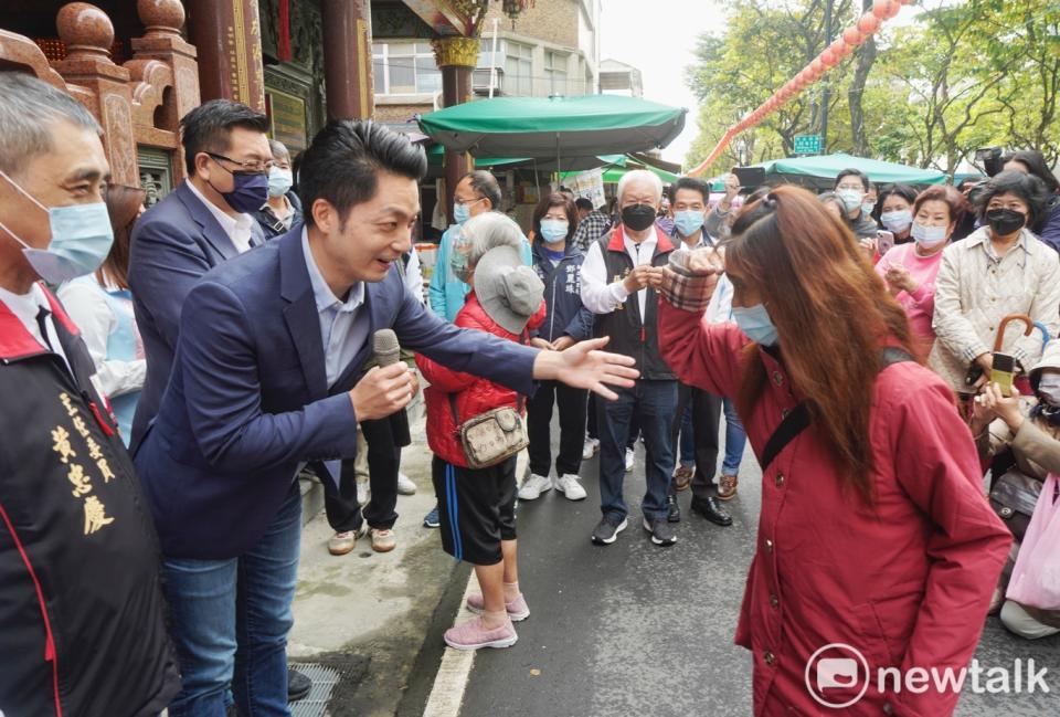 台北市長當選人蔣萬安到文昌宮參拜時，受到市民熱烈的歡迎。   圖：張良一 / 攝