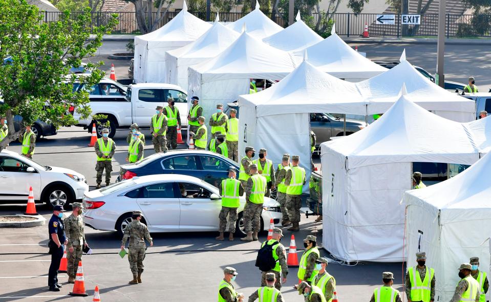 <p>Los conductores de vehículos se acercan a las carpas blancas para las vacunas Covid-19 administradas por miembros de la Guardia Nacional el día de la inauguración de un nuevo sitio de vacunación masiva Covid-19 establecido entre el gobierno federal y el estado el 16 de febrero de 2021 en el campus de Universidad Estatal de California de Los Ángeles en Los Ángeles, California. - El sitio de CSULA, junto con un sitio similar en el Oakland-Alameda Coliseum, será co-administrado por la Agencia Federal para el Manejo de Emergencias y el estado de California a través de la Oficina de Servicios de Emergencia del gobernador y se espera que tenga la capacidad máxima de administrar 6.000 dosis diarias en la lucha contra la pandemia de coronavirus. </p> (Foto de FREDERIC J. BROWN / AFP a través de Getty Images)