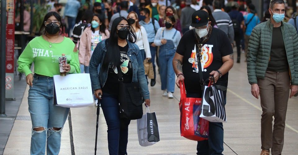 Decenas de personas realizaron compras de ofertas en el último día del Buen Fin en las tiendas del Centro Histórico