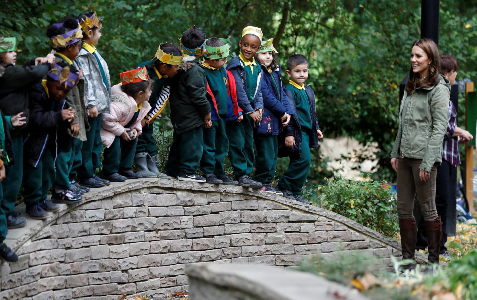 Brav haben sich die Kinder vor der Herzogin in Reih und Glied aufgestellt. (Bild: Reuters)