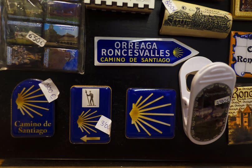 La estrella que marca el camino de Santiago para guiar a los peregrinos, en una tienda de Roncesvalles, Navarra