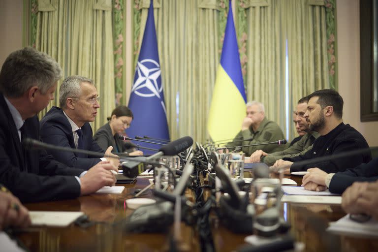 Las delegaciones de la OTAN y del gobierno ucraniano, reunidas en Kiev