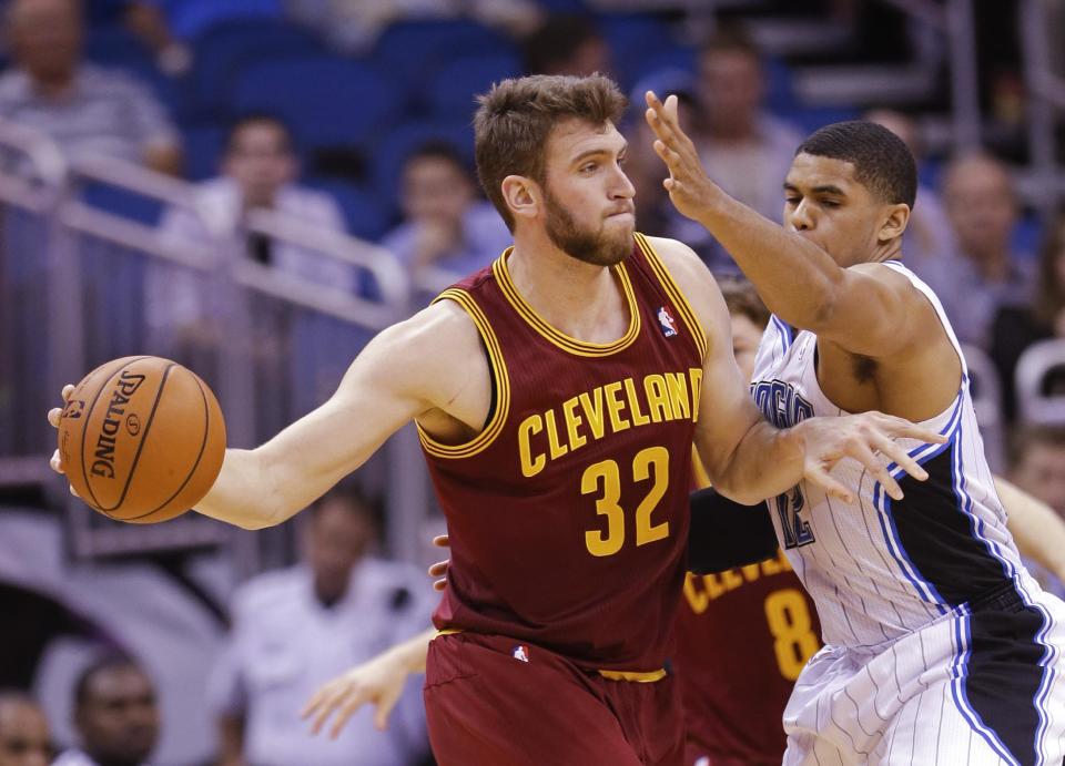 Spencer Hawes gets ready to pass. (AP/John Raoux)