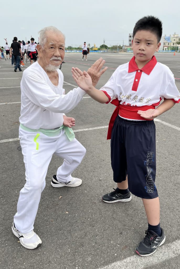 寶安宮代天府白鶴陣九十九歲的何國昭（左）教練及廣慈宮金獅陣八歲的戰鼓手邱士恩（右）。（記者陳治交攝）