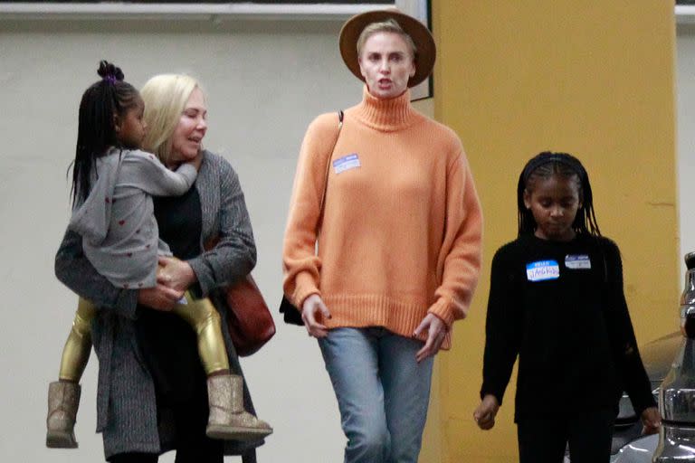 Charlize Theron junto a sus hijas y su madre