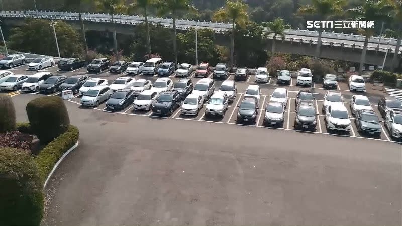 古坑台三線綠色隧道前後3公里車潮眾多，直逼農曆春節每日停車數。