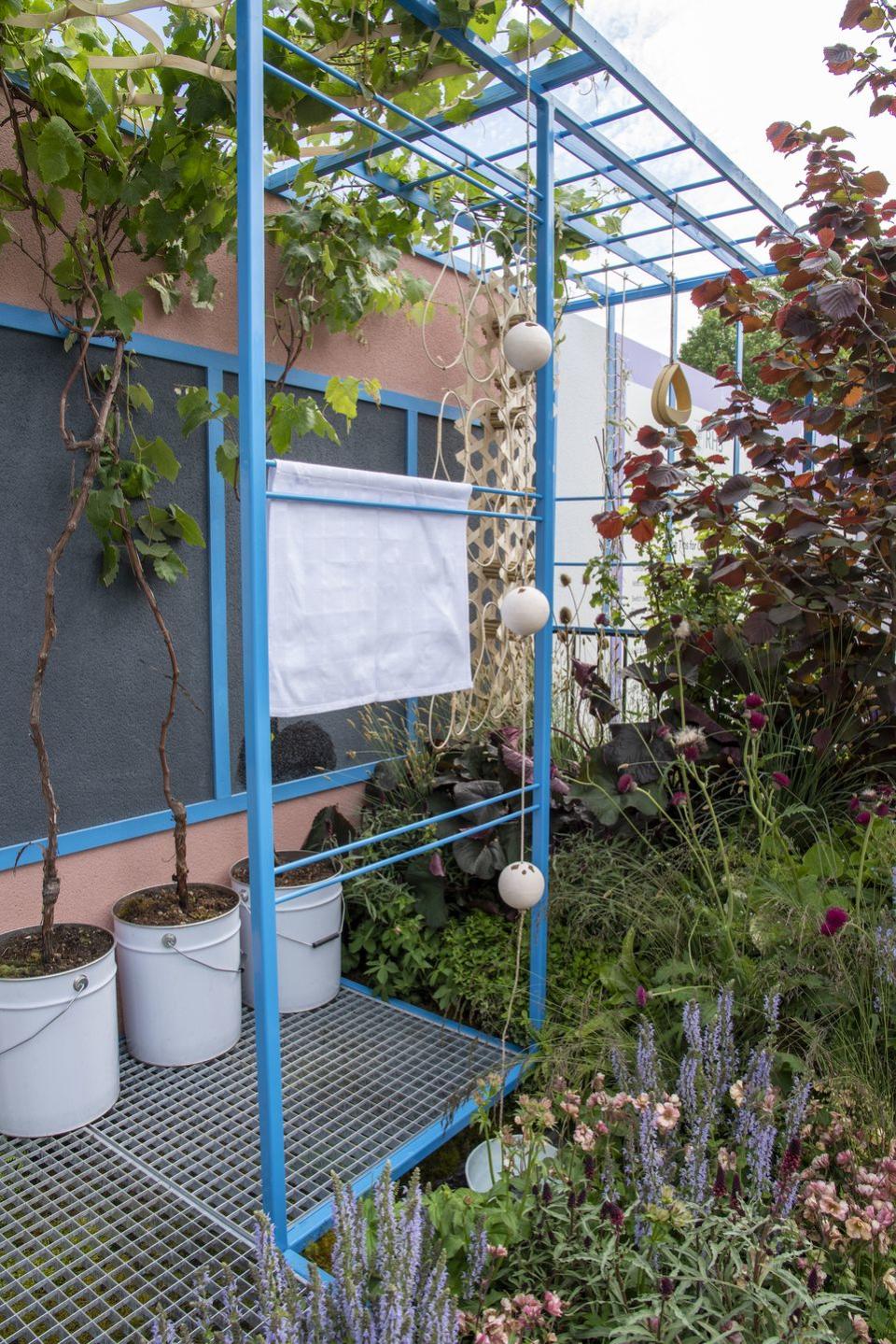 <p>We love this beautiful balcony space, which has been designed to encourage visitors to consider integrating live plants into their bird-feeding regime. Highlights include the Eurasian jay (Garrulus glandarius), a carpet of green moss and various 'hatch' latticeworks frames. </p>