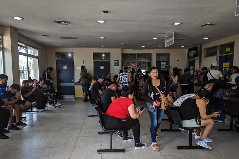 En el Hospital Balestrini en La Matanza, hubo largas filas en la guardia médica durante el pico de casos de dengue