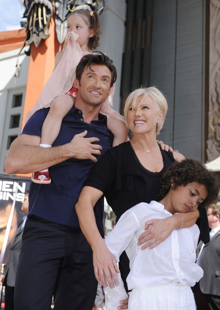 La familia unida. Hugh Jackman junto a su hija Ava, su esposa y su hijo Oscar durante la ceremonia en donde colocó sus huellas de manos y pies en el cemento frente al Teatro chino Grauman en Hollywood en 2009.