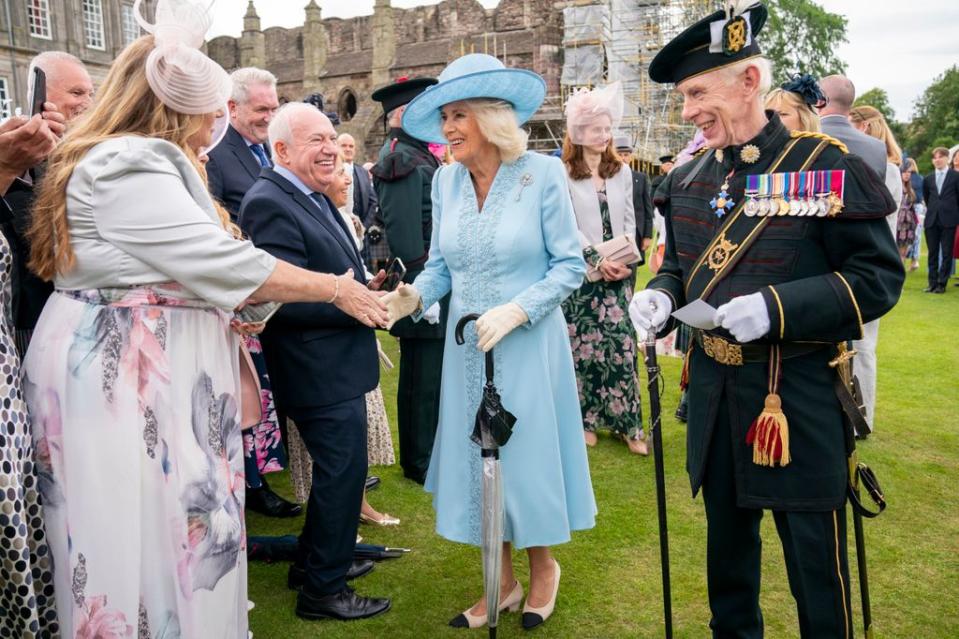 La reina Camilla durante la Garden Party que los reyes ofrecieron en el Palacio de Holyrood a su llegada a Escocia