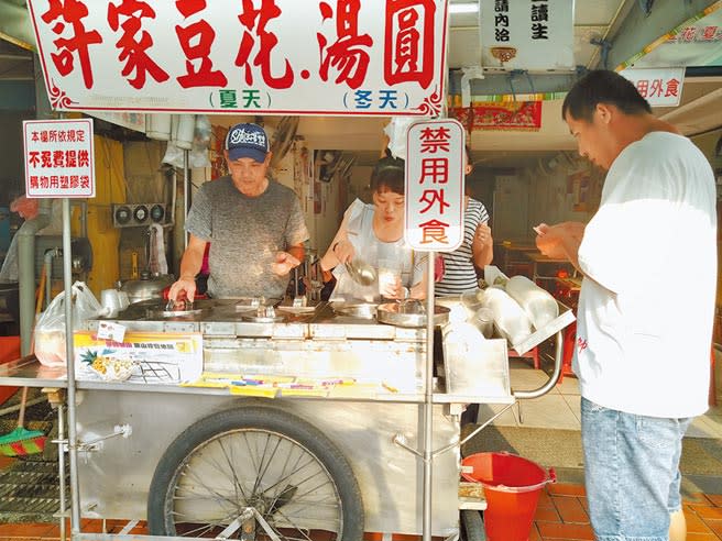 旗山老街30多年的老店許家豆花店秋冬就改賣湯圓、紅豆湯及米糕粥，降低新冠肺炎疫情造成人潮減少帶來的衝擊。 （林雅惠攝）