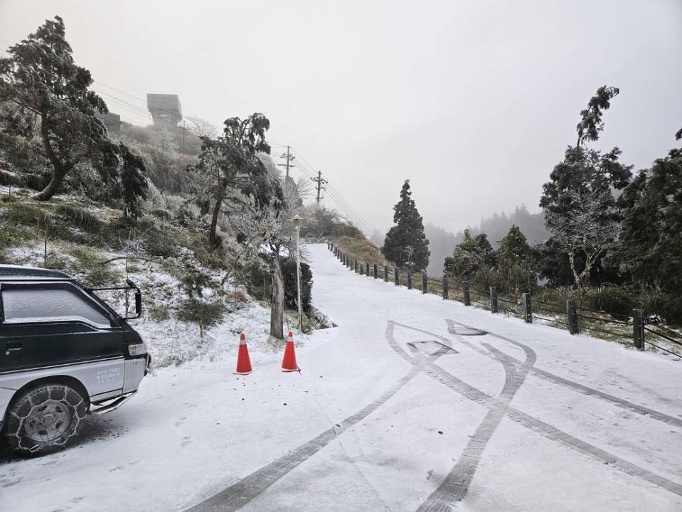 ▲寒流入境太平山區雪白一片。