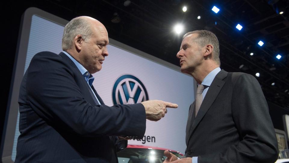 Jim Hackett (l), Vorstandsvorsitzender von Ford, und Herbert Diess, Vorstandsvorsitzender von VW, bei der Detroit Motor Show im Januar. Foto: Boris Roessler