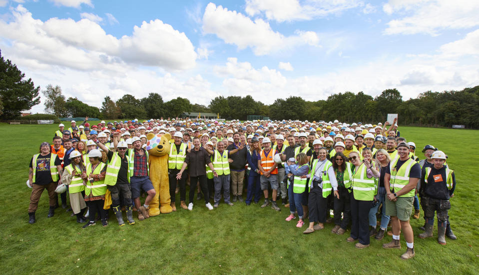 Nick Knowles and volunteers for Children in Need build