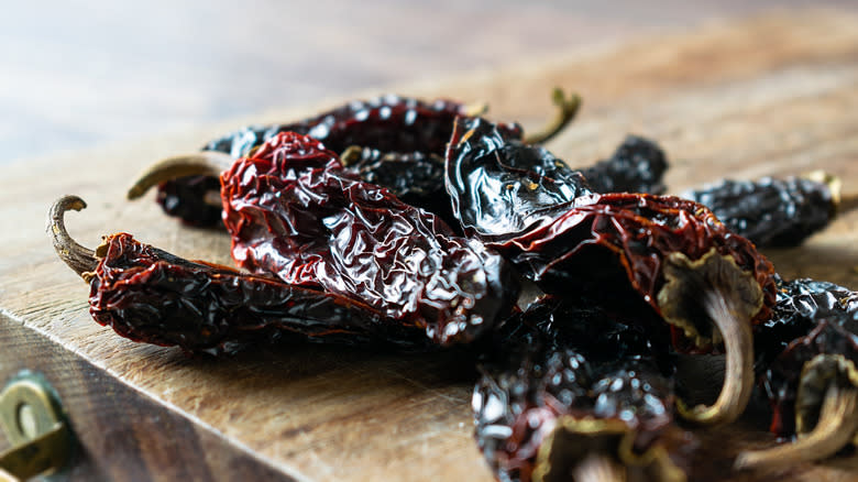 Dried whole chipotle peppers