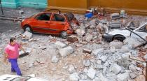 <p>Vista de los daños en la ciudad de Puebla (México) hoy, martes 19 de septiembre de 2017, tras un sismo de magnitud 7,1 en la escala abierta de Richter que sacudió fuertemente la capital mexicana y causó escenas de pánico justo cuanto se cumplen 32 años de poderoso terremoto que provocó miles de muertes en Ciudad de México. EFE </p>