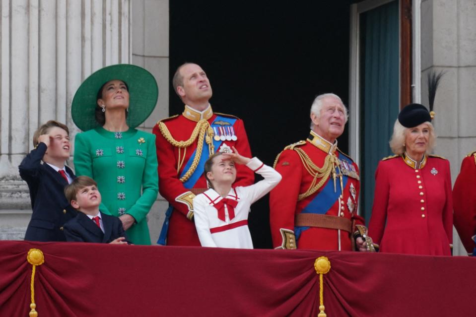 Le roi et la reine entourés de Kate Middleton, du prince William et de leurs trois enfants