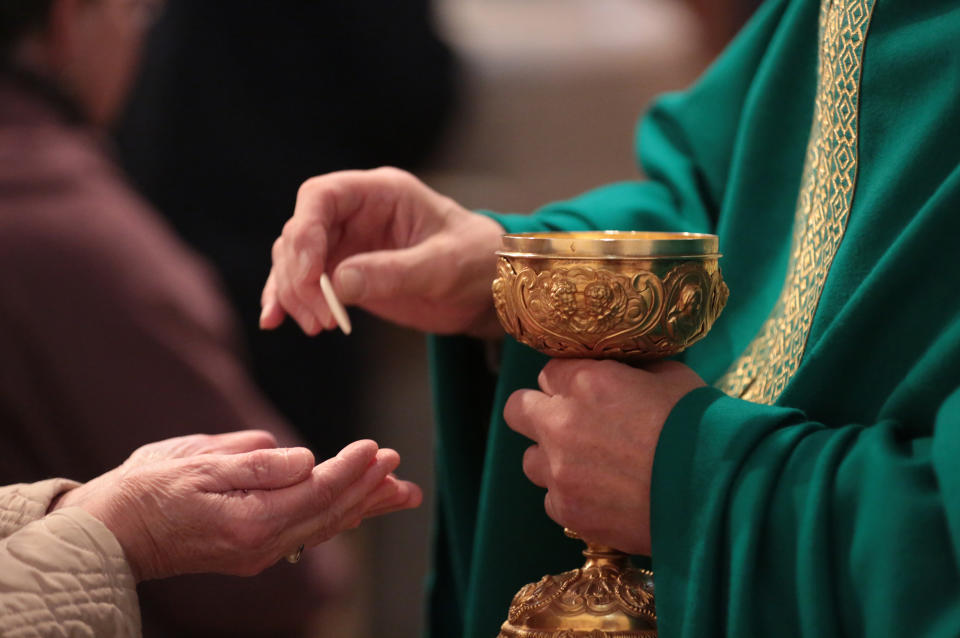 In einem Hostienkelch wie diesem, auch Ziborium genannt, sollen sich während einer Kommunion in einer Kirche in Connecticut die Hostien vervielfältigt haben. Die Zeugen, darunter auch der Priester der Kirche, sind sicher: Es war ein Wunder. (Symbolbild: Getty Images)