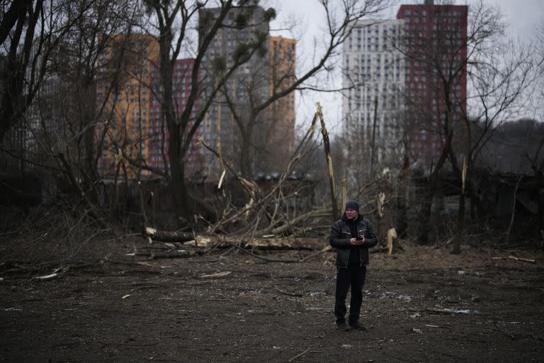 Un hombre en el lugar de un ataque con cohetes en Kiev, Ucrania, el jueves 26 de enero de 2023.