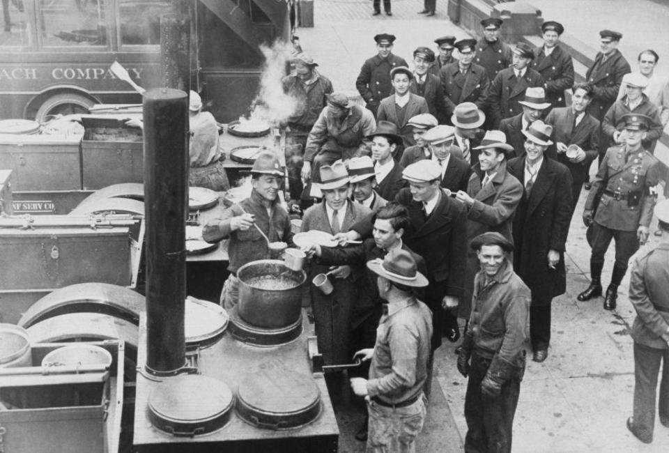 Reclutas de un servicio de reforestación del New Deal reciben una comida de un comedor de beneficencia del ejército en Nueva York el 4 de agosto de 1933.