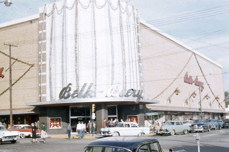 Exterior of the Belk-Beery department store decorated for Christmas in 1961, and showing the entrance at the northeast corner of Second and Chestnut streets.