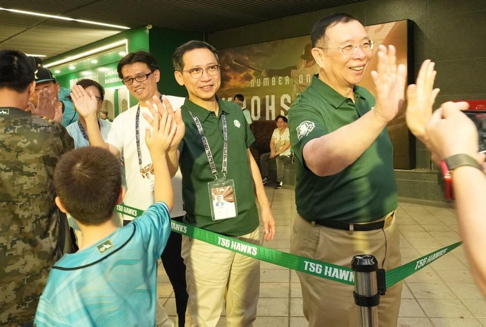 台鋼雄鷹一軍第一個球季的賽事在10日全部完成，台鋼集團會長謝裕民、球團董事長王炯棻、領隊劉東洋都在澄清湖主場感謝球迷的支持，劉東洋表示今年是一個感動與感謝的球季。圖 / 翻攝自台鋼雄鷹 TSG HAWKS官方粉專