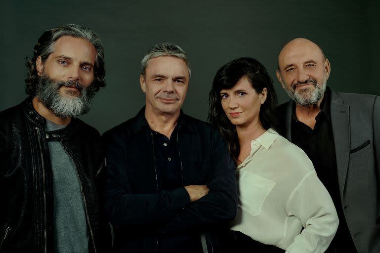 El director junto a los protagonistas de Descansar en paz, Joaquín Furriel, Griselda Siciliani y el Puma Goity